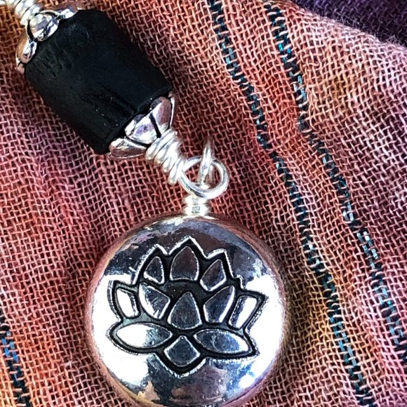 32  3/4" black Tulasi with silver lotus beads and purple pearls - Picture 7 of 11